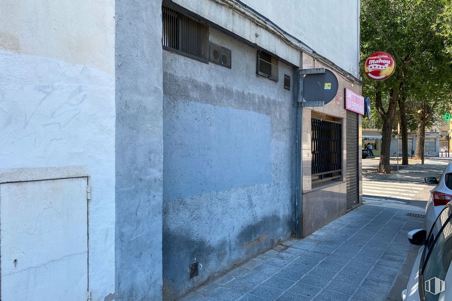 Retail for sale at Calle Doctor Layna Serrano, 28, Guadalajara, 19002 with car, window, building, automotive lighting, tree, plant, road surface, asphalt, wall and house around