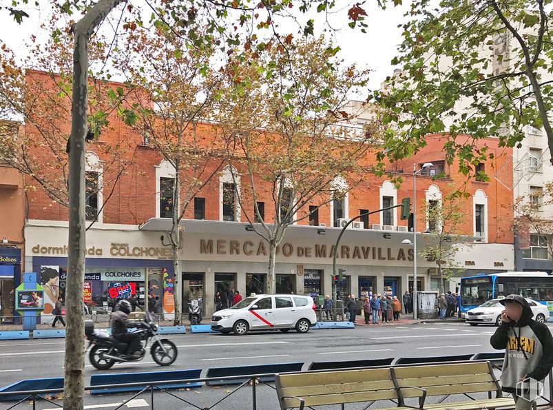 Local en venta en Calle Bravo Murillo, 122, Tetuán, Madrid, 28020 con persona, coche, motocicleta, edificio, mesa de trabajo, rueda, día, neumático, ventana y cielo alrededor