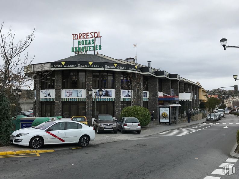 Local en alquiler en Torresol, Avenida Valladolid, 1, Torrelodones, Madrid, 28250 con coche, edificio, luz de estacionamiento automotriz, rueda, vehículo terrestre, neumático, cielo, vehículo, vehículo de motor, ventana y placa de matrícula del vehículo alrededor