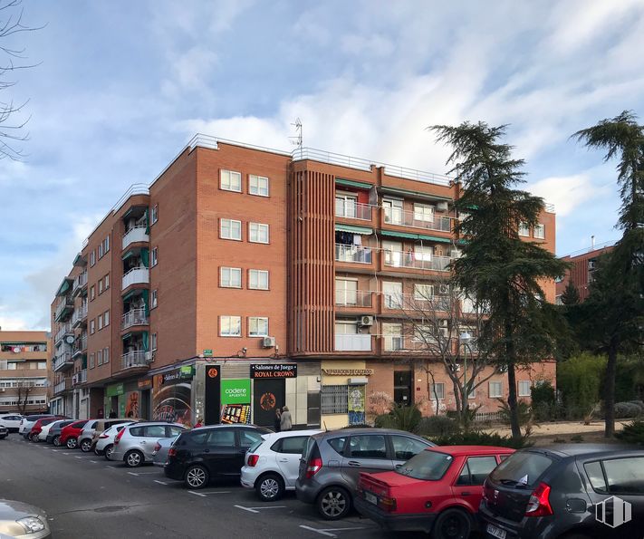 Local en venta en Avenida Constitución, 42, Coslada, Madrid, 28820 con coche, edificio, nube, vehículo terrestre, rueda, cielo, neumático, vehículo, ventana y infraestructura alrededor