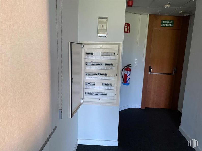 Oficina en alquiler y venta en Edificio Ecu, Calle Pollensa, 6, Las Rozas de Madrid, Madrid, 28230 con puerta, accesorio, suelo, cerrojo muerto, gas, suelos, asa, techo, pintura y habitación alrededor