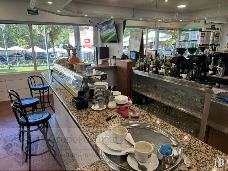 Retail for rent at Zona Casco Antiguo, Majadahonda, Madrid, 28220 with chair, teacup, coffee cup, saucer, tableware, property, furniture, table, plant and building around