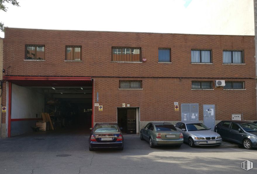 Nave en alquiler y venta en Zona industrial Ensanche Vallecas, Villa de Vallecas, Madrid, 28031 con coche, edificio, luz de estacionamiento automotriz, vehículo, rueda, neumático, ventana, cielo, vehículo motorizado y placa de matrícula del vehículo alrededor