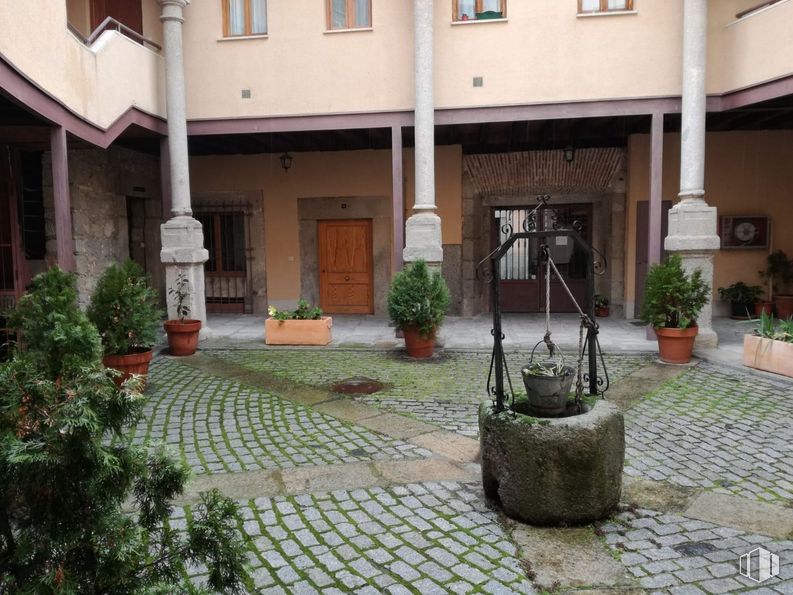 Retail for sale at Plaza Mercado Chico, Ávila, 05001 with door, houseplant, plant, property, flowerpot, building, architecture, window, road surface and flooring around