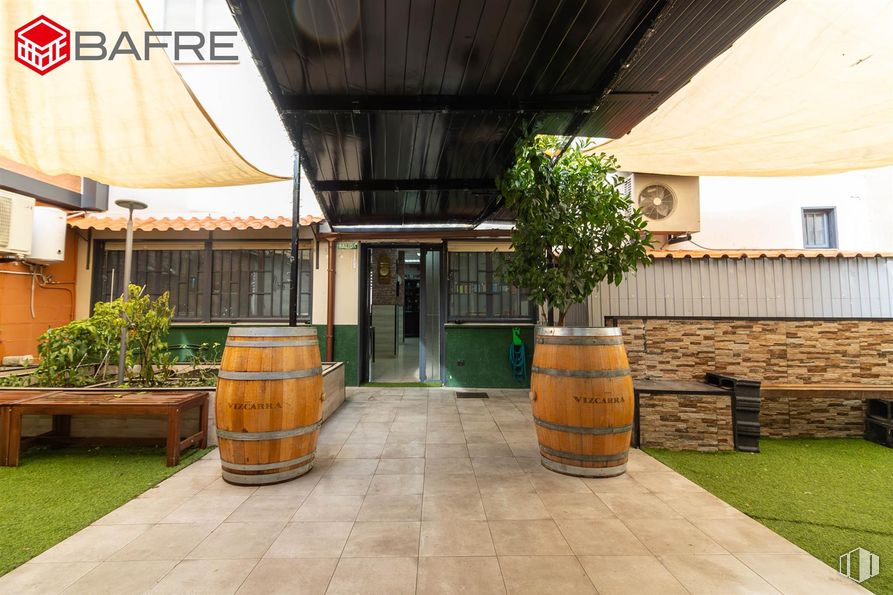 Retail for sale at Calle Pozo Chico, Valdemoro, Madrid, 00000 with barrel, bench, window, door, plant, shade and artificial turf around