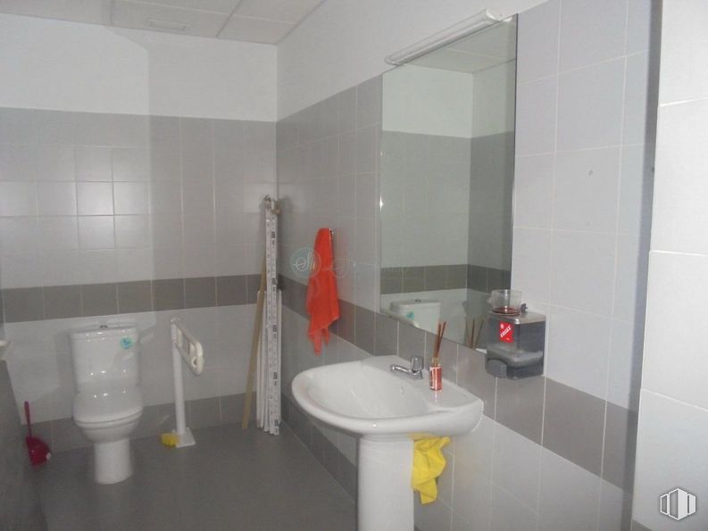 Retail for sale at Calle José Zorrilla, Segovia, 40002 with sink, toilet, packaged goods, tap, plumbing fixture, mirror, building, property, bathroom and bathroom sink around