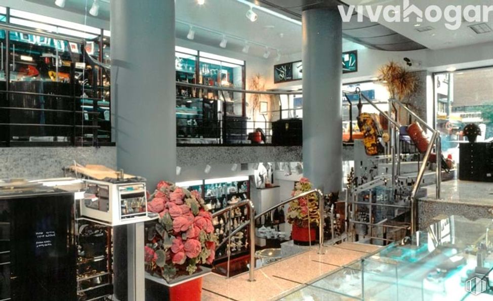 Local en alquiler en Avenida Marqués de Corbera, Ciudad Lineal, Madrid, 28017 con planta de interior, estante, interiorismo, venta al por menor, publicación, cliente, estantería, comercio, ir de compras y evento alrededor