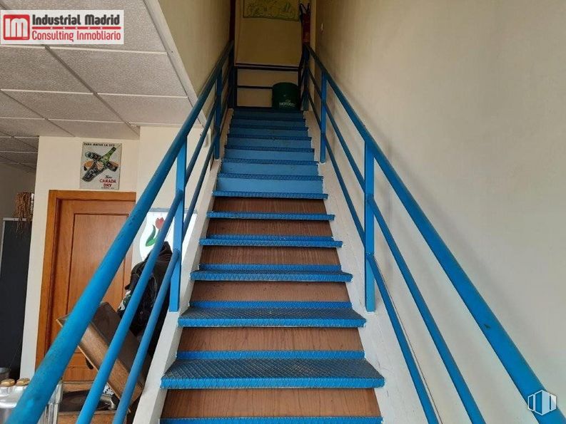 Nave en venta en Polígono Industrial Gestesa, Loeches, Madrid, 28890 con escaleras, azul, accesorio, edificio, madera, puerta, pintura, suelo, paralelo y simetría alrededor