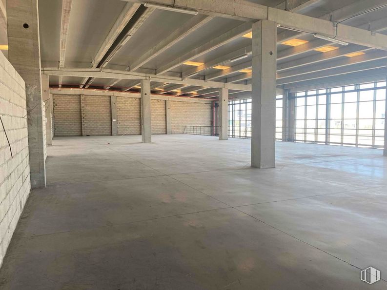 Industrial for sale & for rent at Calle Francisco Alonso, 3  DUPLICADO, Alcalá de Henares, Madrid, 28806 with wood, hall, floor, flooring, composite material, beam, ceiling, building material, concrete and fixture around