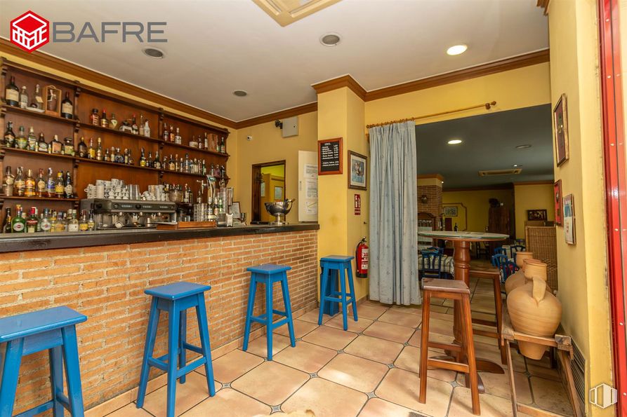 Local en venta en Zona Baunatal, San Sebastián de los Reyes, Madrid, 28700 con taburete, botella, mueble, interiorismo, bar, estante, bebida alcohólica, pub, taburete de bar y estantería alrededor