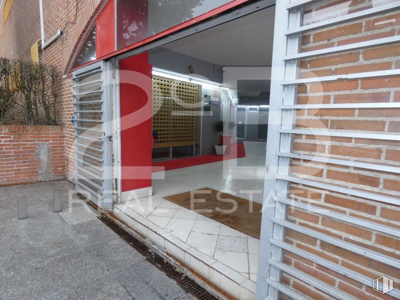 Retail for sale at Zona Parque Paris, Las Rozas de Madrid, Madrid, 28230 with brickwork, building, brick, fixture, wood, composite material, building material, facade, gas and road surface around