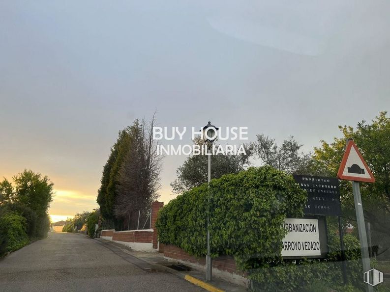 Land for sale at Urbanizaciones, Yuncos, Toledo, 45210 with traffic sign, sky, plant, cloud, street light, road surface, tree, asphalt, residential area and thoroughfare around