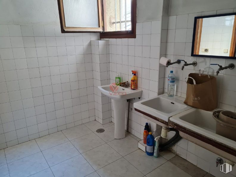 Local en alquiler en Calle Julio Larrañaga, Cuenca, 16004 con fregadero, espejo, equipaje y bolsos, grifo, accesorio de fontanería, propiedad, ventana, morado, lavabo de baño y baño alrededor