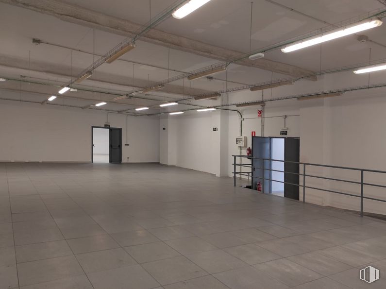 Nave en alquiler en Calle Manuel Tovar, Fuencarral - El Pardo, Madrid, 28034 con alumbrado, accesorio, pasillo, edificio, suelo, piso, techo, evento, paralelo y habitación alrededor