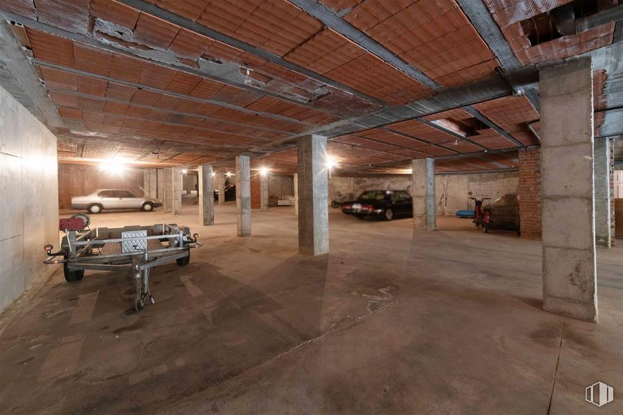 Industrial for sale at Calle Pintor Rafael Botti, Galapagar, Madrid, 28260 with wood, hall, car, floor, flooring, automotive parking light, real estate, tire, shade and ceiling around