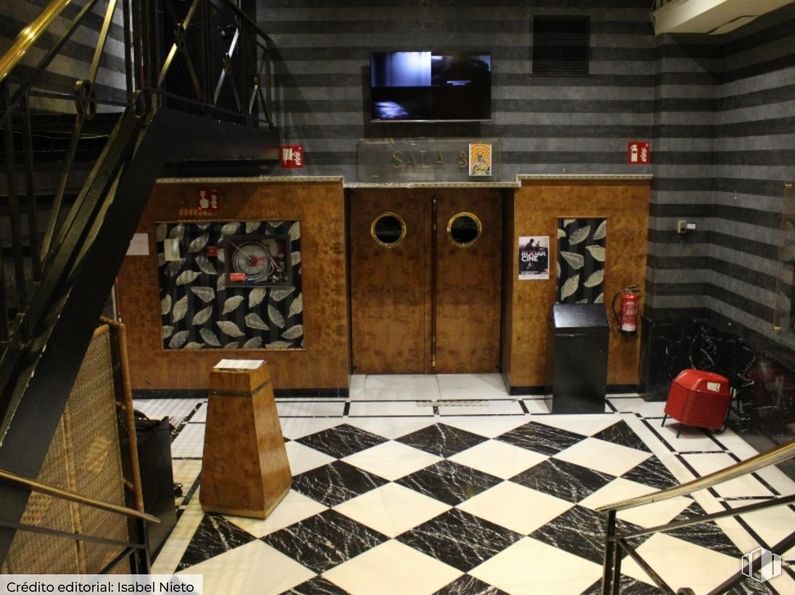 Retail for rent at Calle Alberto Aguilera, 4, Chamberí, Madrid, 28015 with television, wood, interior design, flooring, floor, building, hardwood, tints and shades, indoor games and sports and house around