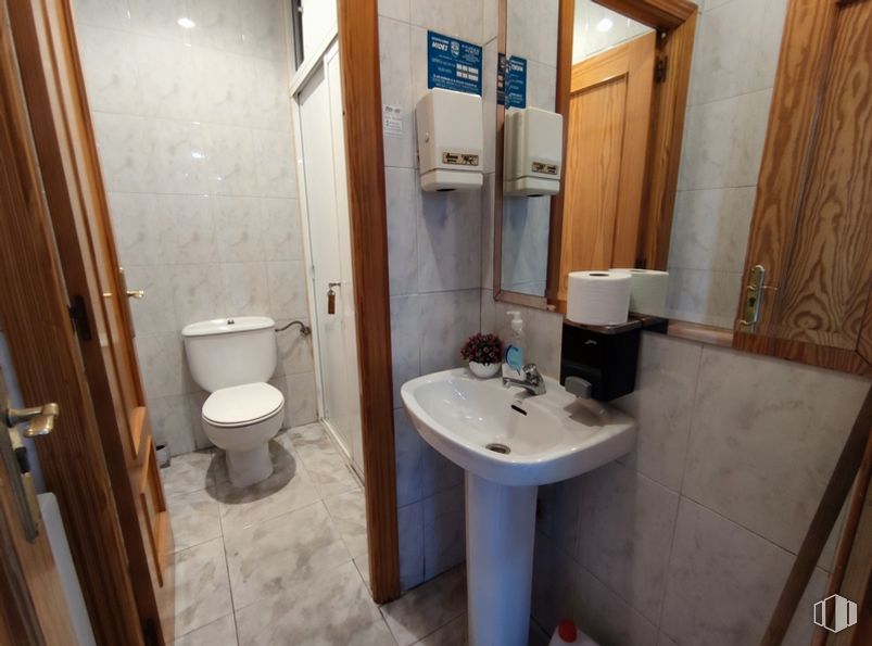 Local en venta en Calle Ministro Fernandez Ordoñez, 2, Alcorcón, Madrid, 28924 con inodoro, fregadero, puerta, accesorio de fontanería, grifo, espejo, lavabo de baño, baño, morado y diseño de interiores alrededor