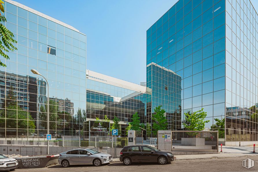 Oficina en alquiler en Calle Martínez Villergas, 52, Ciudad Lineal, Madrid, 28027 con coche, edificio, rueda, neumático, día, cielo, vehículo, infraestructura, arquitectura y bloque de torres alrededor