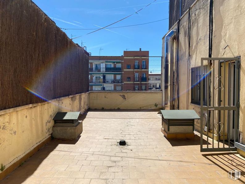 Oficina en alquiler en Zona Ciudad Lineal / Pueblo Nuevo, Ciudad Lineal, Madrid, 28017 con mesa, mueble, edificio, cielo, durante el día, ventana, madera, superficie de la carretera, diseño urbano y zona residencial alrededor