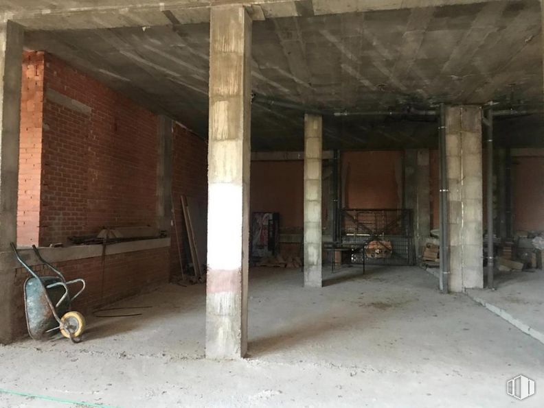 Retail for sale at Calle José del Hierro, San Sebastián de los Reyes, Madrid, 28700 with wood, floor, flooring, beam, wheel, building, concrete, hall, ceiling and building material around