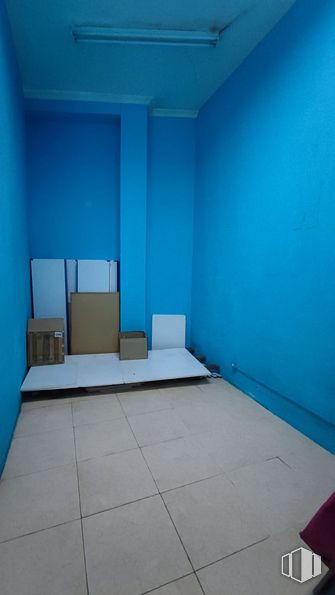 Retail for rent at Calle Arroyo Bueno, Villaverde, Madrid, 28021 with blue, fixture, flooring, floor, shade, rectangle, wood, paint, tints and shades and house around