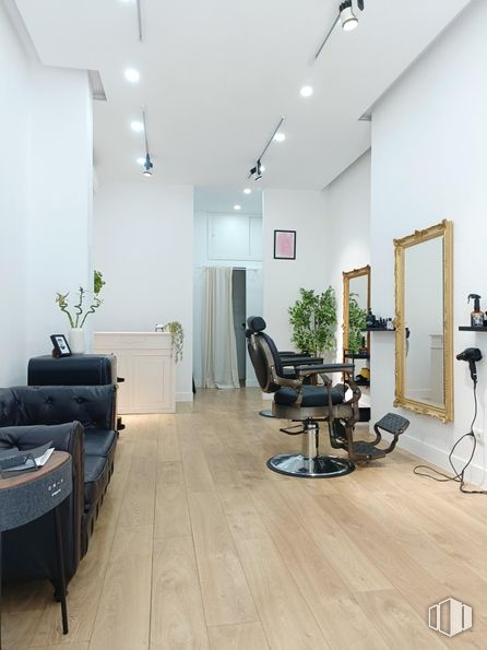 Retail for rent at Calle Blasco de Garay, Chamberí, Madrid, 28015 with chair, wood, flooring, furniture, wood flooring, interior design, floor, laminate flooring, room and ceiling around