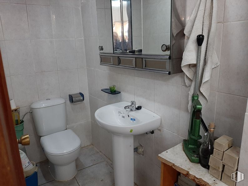 Local en alquiler en Zona Centro, Loeches, Madrid, 28890 con inodoro, fregadero, espejo, grifo, accesorios de fontanería, lavabo, morado, cuarto de baño, interiorismo y planta alrededor