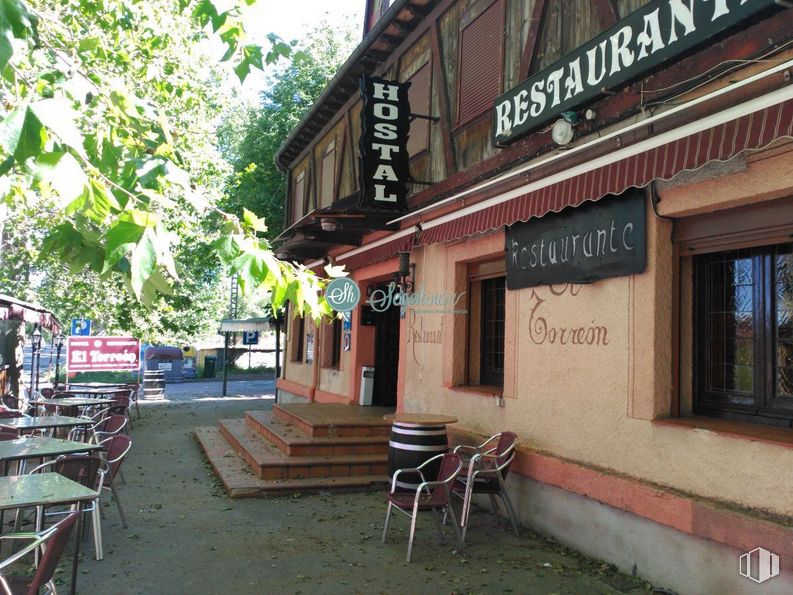 Retail for sale at Valsaín - San Ildefonso - La Granja, San Ildefonso, Segovia, 40109 with window, chair, table, building, furniture, tree, plant, leisure, city and road surface around