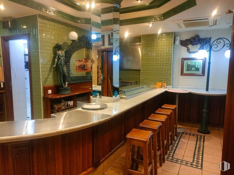 Retail for rent at Calle Villacastín, Fuencarral - El Pardo, Madrid, 28034 with stool, mirror, countertop, lighting, interior design, sink, tap, wall, real estate and plumbing fixture around