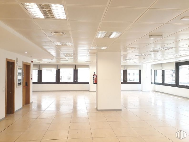 Office for rent at Calle Orense, Tetuán, Madrid, 28020 with fixture, building, floor, line, flooring, hall, ceiling, glass, event and cleanliness around