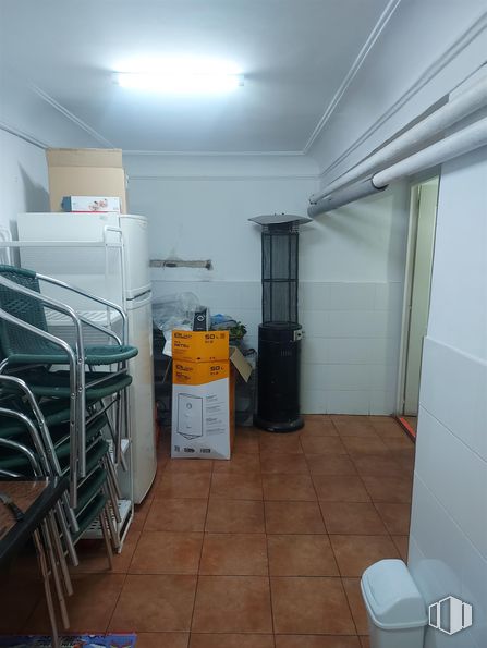 Local en venta en Calle Virgen del Portillo, Ciudad Lineal, Madrid, 28027 con refrigerador, edificio, accesorio, ebanistería, casa, suelo, suelos, gas, electrodoméstico y electrodoméstico alrededor