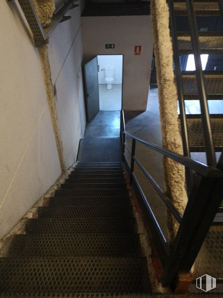 Nave en alquiler en Calle Gaviotas, Pinto, Madrid, 28320 con escaleras, suelo, suelos, material compuesto, pasamanos, metal, material de construcción, iluminación natural, sótano y acero alrededor