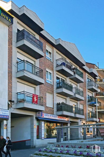 Retail for rent at Calle Mieses, 5, Majadahonda, Madrid, 28220 with window, building, property, fixture, wood, urban design, condominium, plant, neighbourhood and residential area around