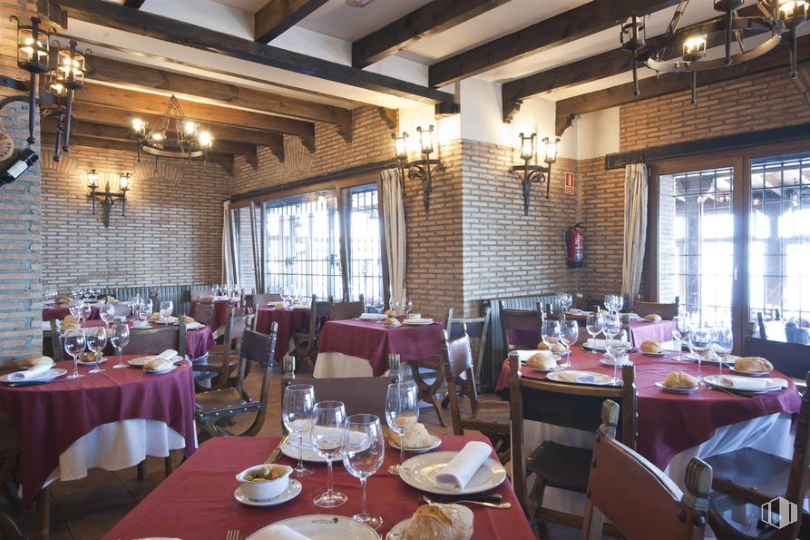 Local en venta en Asador Alto del León, Carretera Madrid - La Coruña, N-6, Km 56, 7, Guadarrama, Madrid, 28440 con vajilla, mesa de cocina y comedor, silla, mesa, alumbrado, puerta, restaurante, ladrillo, toldo y posada alrededor