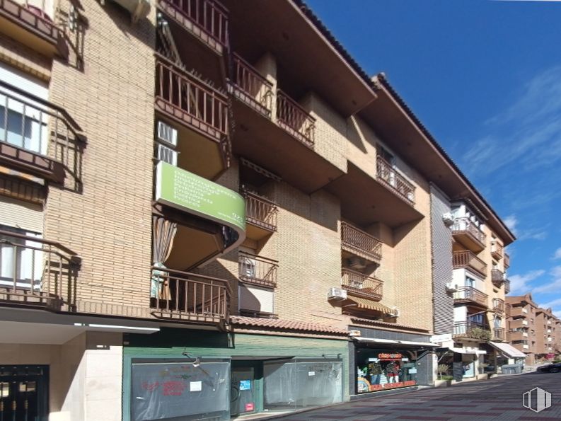 Retail for sale at Travesía Colombia, Toledo, 45004 with window, sky, property, building, urban design, cloud, neighbourhood, wall, residential area and material property around