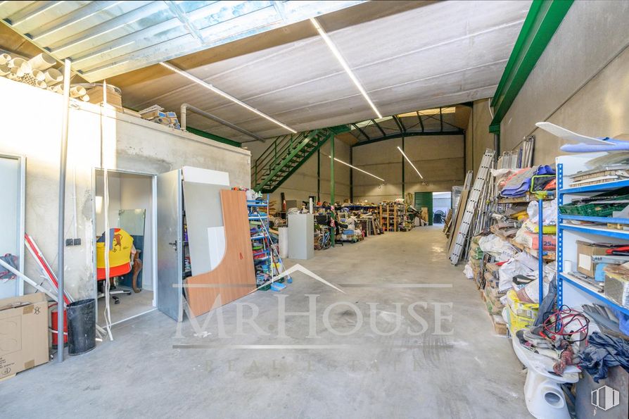 Industrial for sale at Calle Costa del Sol, Yuncos, Toledo, 45210 with floor, flooring, shelving, shelf, warehouse, building material, workshop, factory, plywood and cardboard around