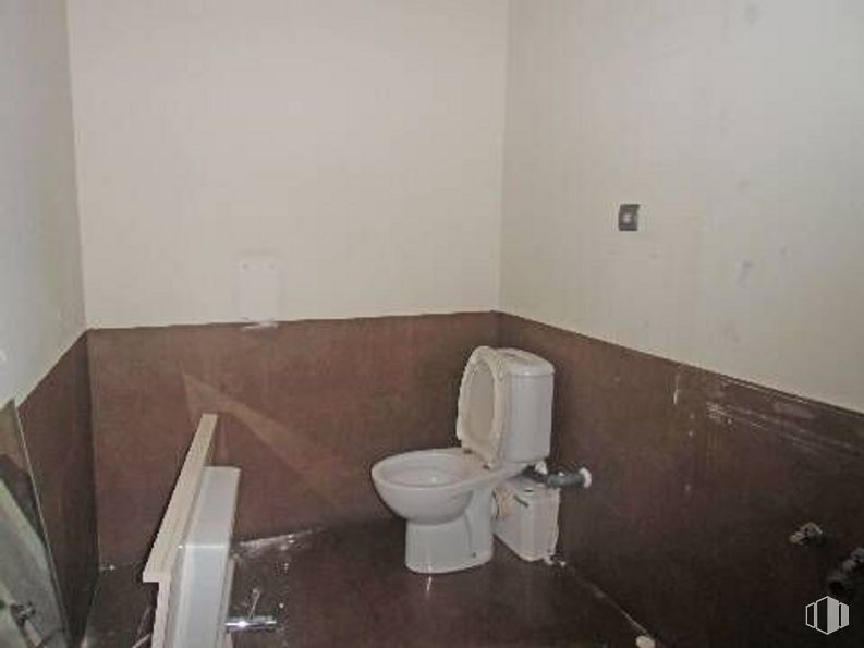 Retail for sale at Los Tiradores-Centro, Cuenca, 16001 with toilet, brown, plumbing fixture, building, toilet seat, wood, interior design, bathroom, flooring and floor around