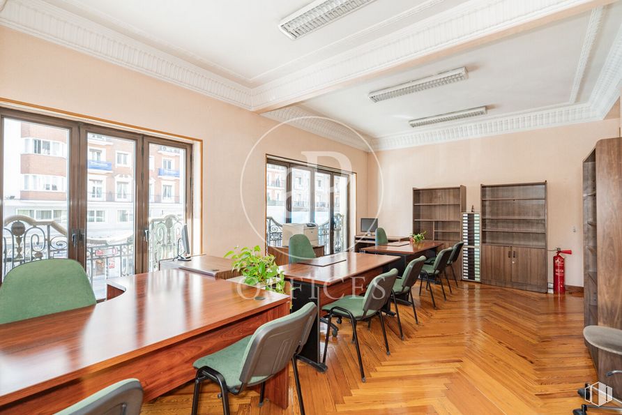 Oficina en alquiler en Calle San Bernardo, Centro, Madrid, 28015 con silla, mesa, mueble, propiedad, madera, ebanistería, planta, interiorismo, sala de estar y suelo alrededor