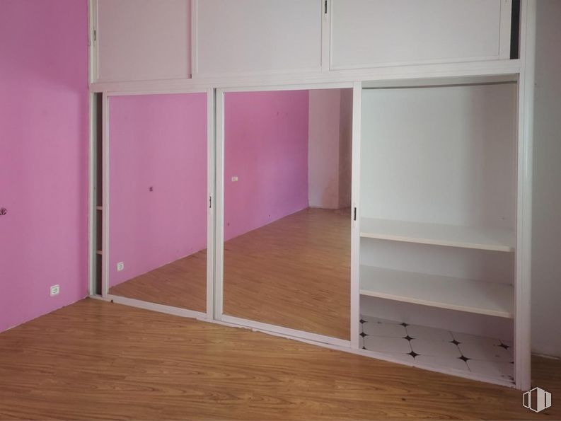 Local en venta en Calle Isla de Rodas, Fuencarral - El Pardo, Madrid, 28034 con ebanistería, estante, madera, archivar, accesorio, pavimentos, rectángulo, piso, propiedad material y tinte para madera alrededor