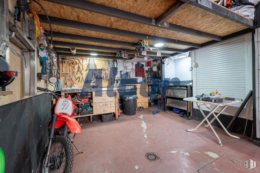 Local en venta en Calle Faustino Osorio, La Latina, Madrid, 28047 con motocicleta, neumático, rueda, mesa, madera, suelo, gas, casa, ingeniería y guardabarros alrededor