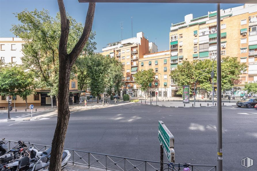 Local en venta en Calle Embajadores, 115, Arganzuela, Madrid, 28045 con edificio, cielo, ventana, árbol, superficie de la carretera, diseño urbano, barrio, zona residencial, vía pública y acera alrededor