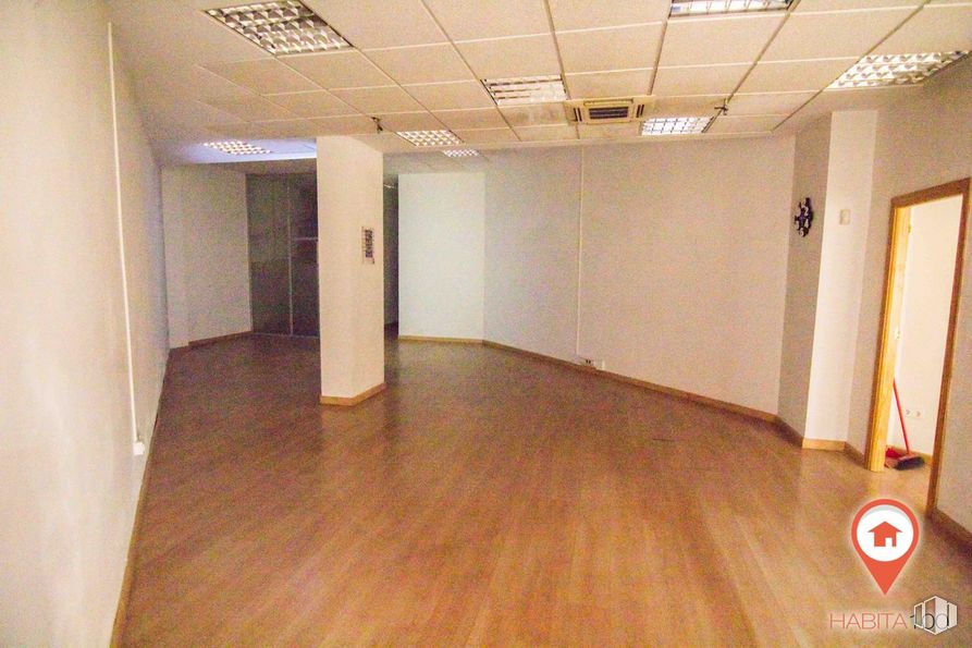 Office for rent at Antonio Maura, Cuenca, 16003 with fixture, wood, hall, flooring, floor, wood stain, varnish, laminate flooring, hardwood and ceiling around