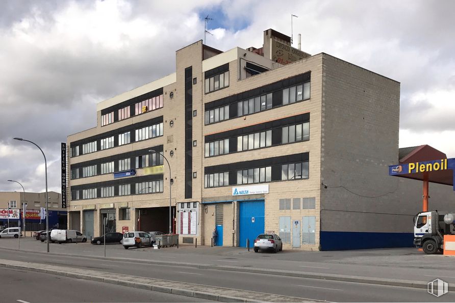 Oficina en alquiler en Carretera Villaverde a Vallecas, Villa de Vallecas, Madrid, 28031 con edificio, luz de la calle, coche, cielo, nube, ventana, vehículo, diseño urbano, condominio, vecindario y bloque de pisos alrededor