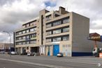 Office for rent at Carretera Villaverde a Vallecas, Villa de Vallecas, Madrid, 28031 with building, street light, car, sky, cloud, window, vehicle, urban design, condominium, neighbourhood and tower block around