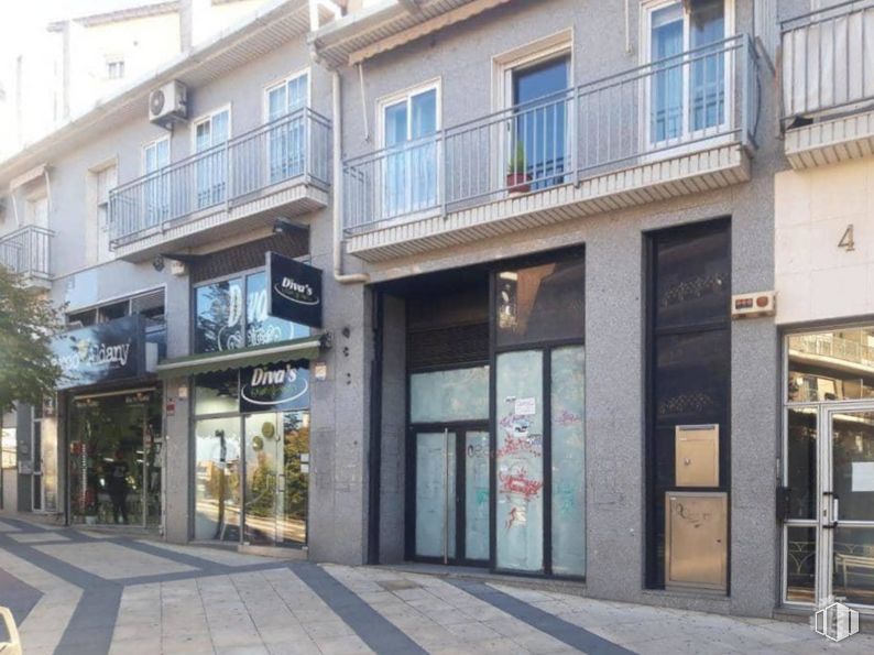 Local en venta en Calle Santa Teresa, Arganda del Rey, Madrid, 28500 con ventana, edificio, diseño urbano, barrio, fachada, condominio, inmobiliario, edificio comercial, planta y ciudad alrededor