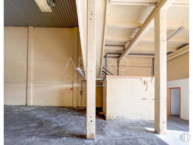 Industrial for sale at Polígono industrial Las Matillas, Alcalá de Henares, Madrid, 28802 with flooring, floor, wood, ceiling, composite material, beam, building material, plywood, daylighting and plaster around