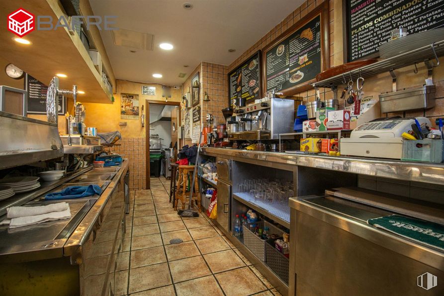 Retail for rent at Calle Gregorio Donas, Ciudad Lineal, Madrid, 28017 with interior design, furniture, shelf, restaurant, countertop, food, television, ceiling, retail and chair around