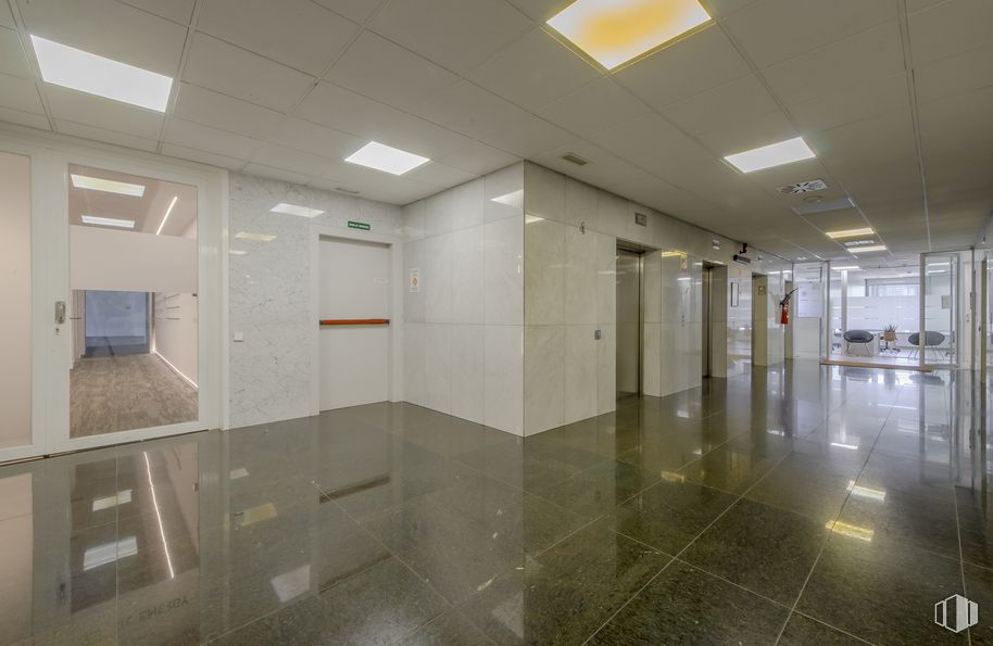 Oficina en alquiler en Paseo Castellana, 91, Tetuán, Madrid, 28046 con lámpara, alumbrado, edificio, accesorio, suelos, puerta, suelo, vidrio, techo y material transparente alrededor