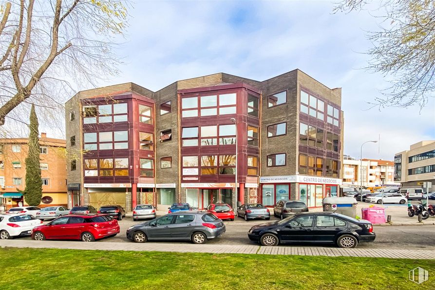 Oficina en alquiler en Calle Puerto Leones, 1, Majadahonda, Madrid, 28220 con coche, edificio, luz de estacionamiento, cielo, rueda, vehículo, nube, neumático, ventana y planta alrededor