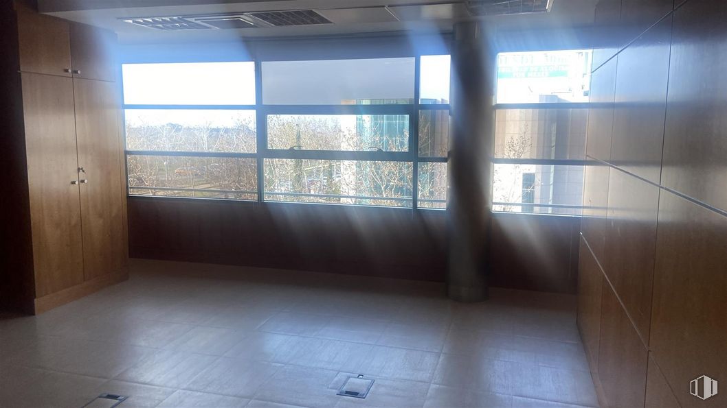 Oficina en alquiler en Edificio Las Américas I y II, Calle Chile, 4, Las Rozas de Madrid, Madrid, 28290 con sombra, accesorio, madera, hall, suelo, suelos, propiedad material, inmobiliario, vidrio y tintes y matices alrededor